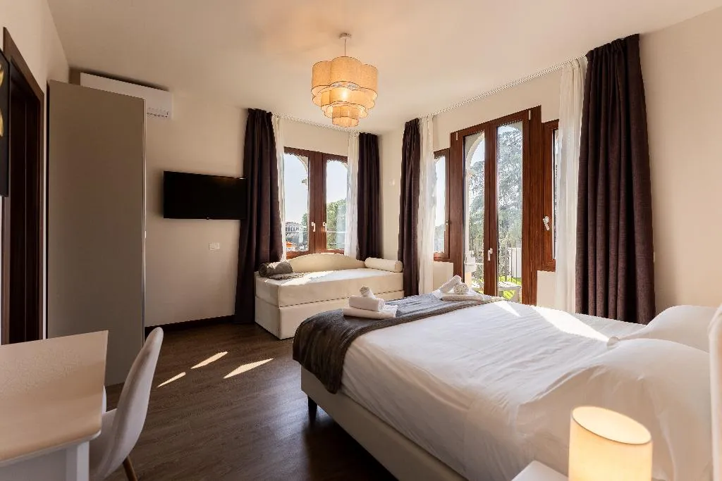 TRIPLE SUPERIOR Room, Hotel Gardenia Sirmione, Milan