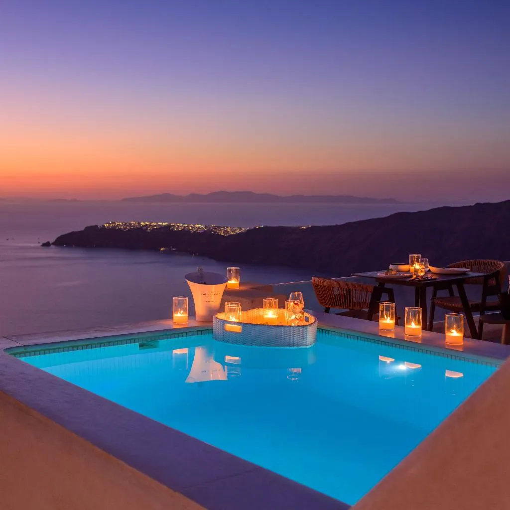 SUITE DELUXE WITH PRIVATE POOL Room, Andromeda Villas, Santorini