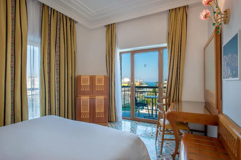 Double or Twin CLASSIC SEA VIEW Room, Grand Hotel Flora, Naples