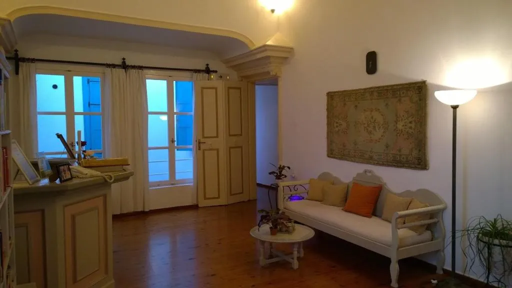 Lobby, Amphora, Crete