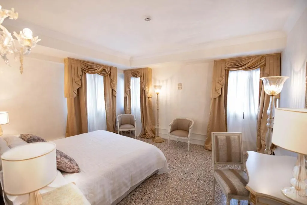 DOUBLE CANAL VIEW Room, Cà Bonfadini Historic Experience, Venice
