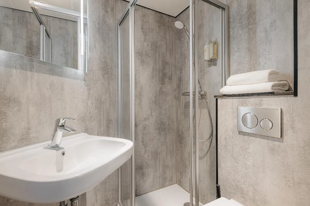 SINGLE ECONOMY Room, Leonardo Hotel Amsterdam Leidse Square, Amsterdam