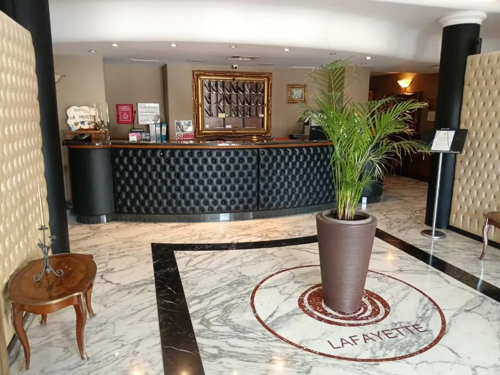 Lobby, La Fayette, Naples