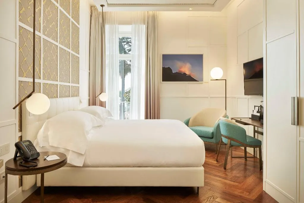 DOUBLE Accessible KING SIZE BED Room, de Bonart Naples-Curio Collection by Hilton, Naples