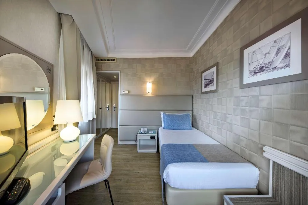 Room, Hotel Paradiso, BW Signature Collection, Naples