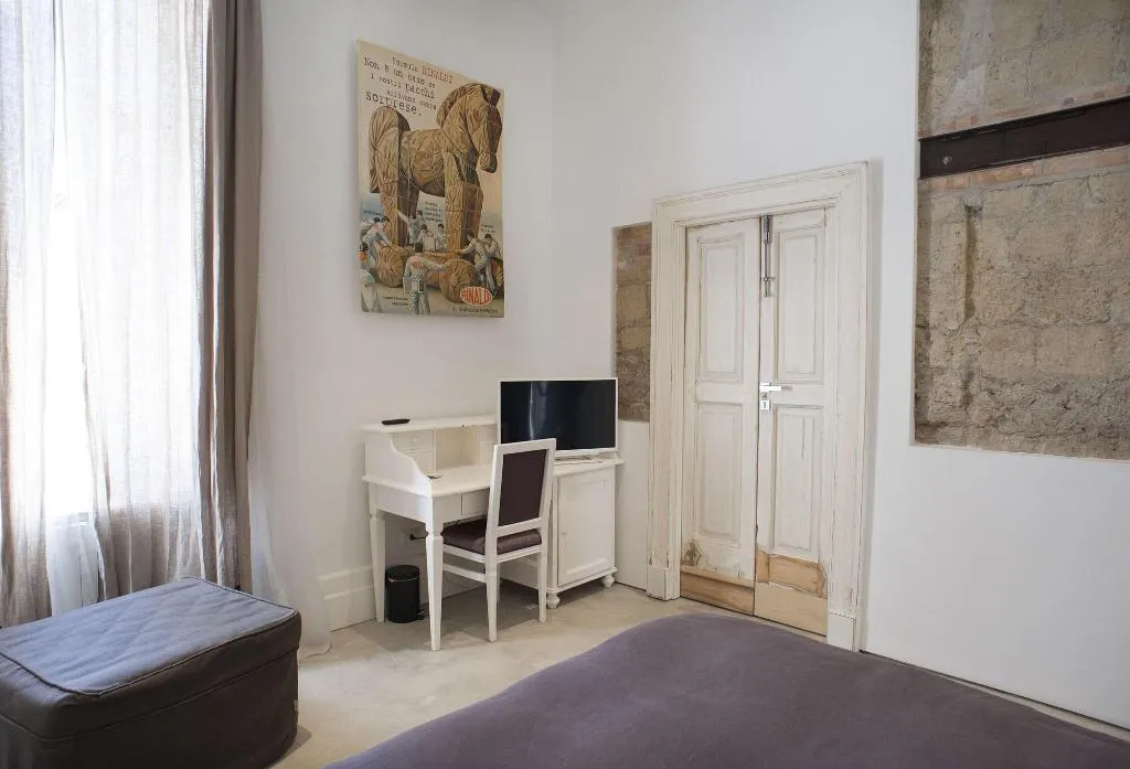Room, Belledonne Suite & Gallery, Naples