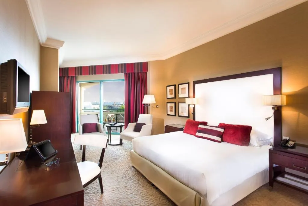 SUITE DELUXE Room, Movenpick Grand Al Bustan Hotel, Dubai
