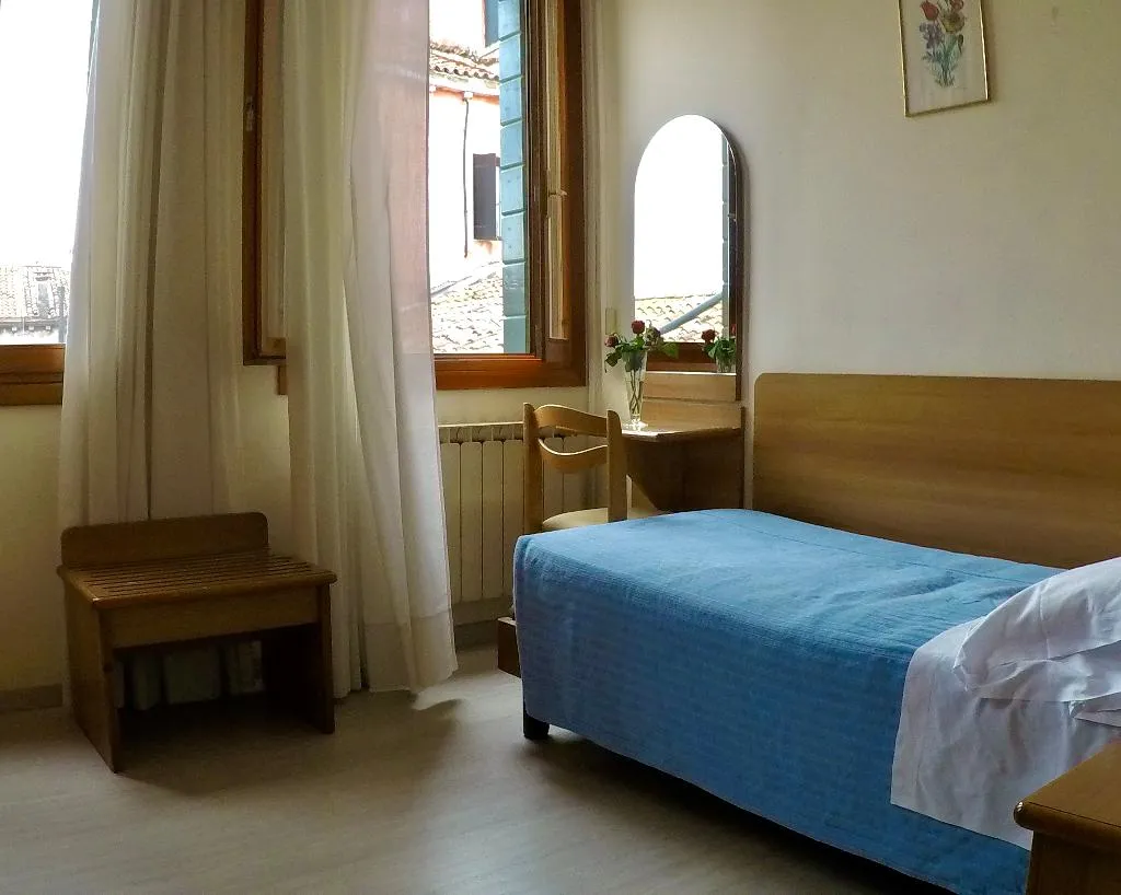 SINGLE WITH SHARED BATHROOM Room, Locanda Silva, Venice
