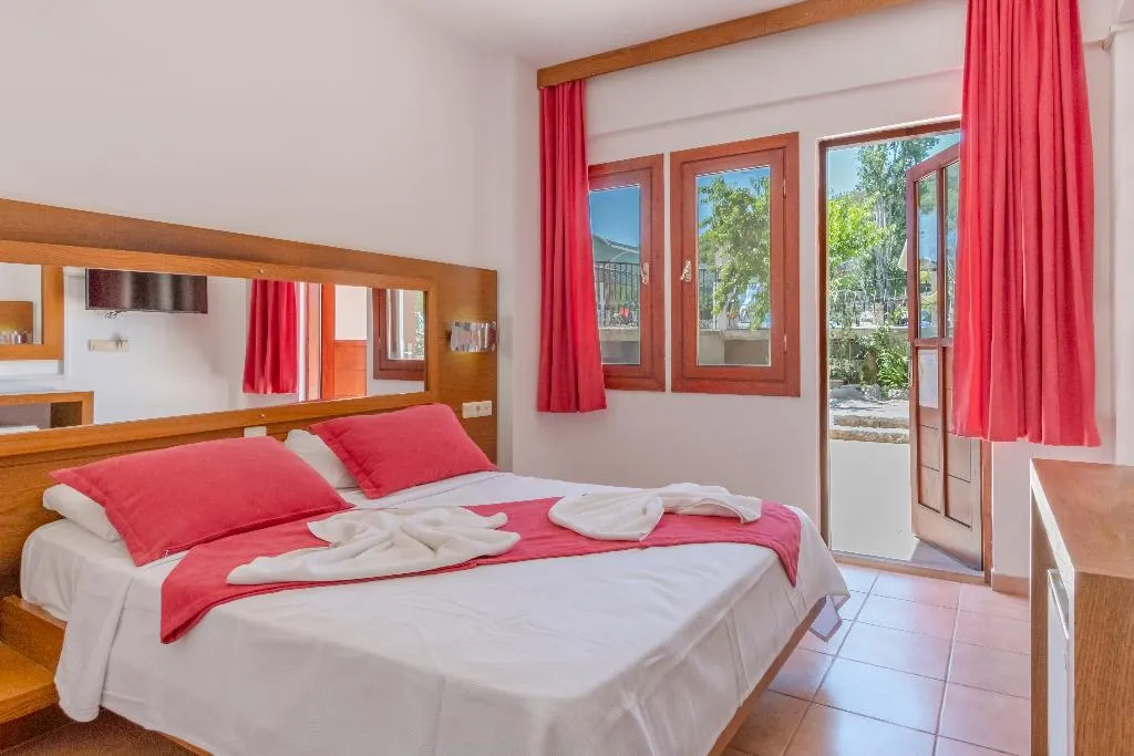 Room, Pink Palace, Dalaman