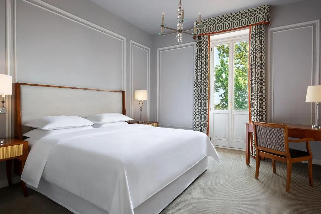 DOUBLE EXECUTIVE KING BED Room, Sheraton Diana Majestic, Milan