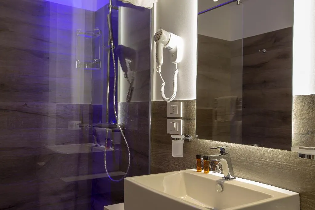 DOUBLE DELUXE SEA VIEW WITH BALCONY Room, Luxmari Hotel and Spa, Palermo