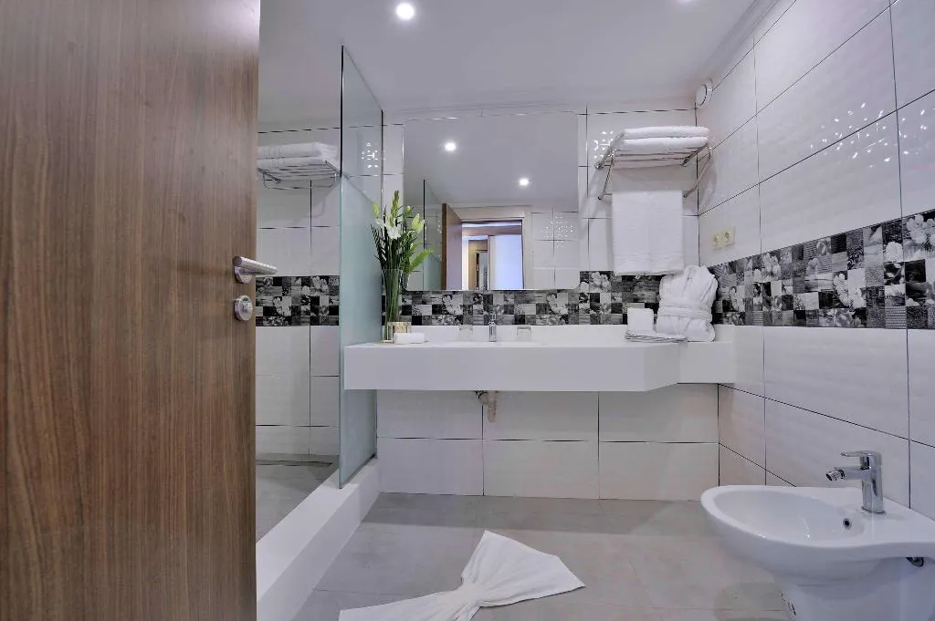 Room, Kenzi Basma, Casablanca