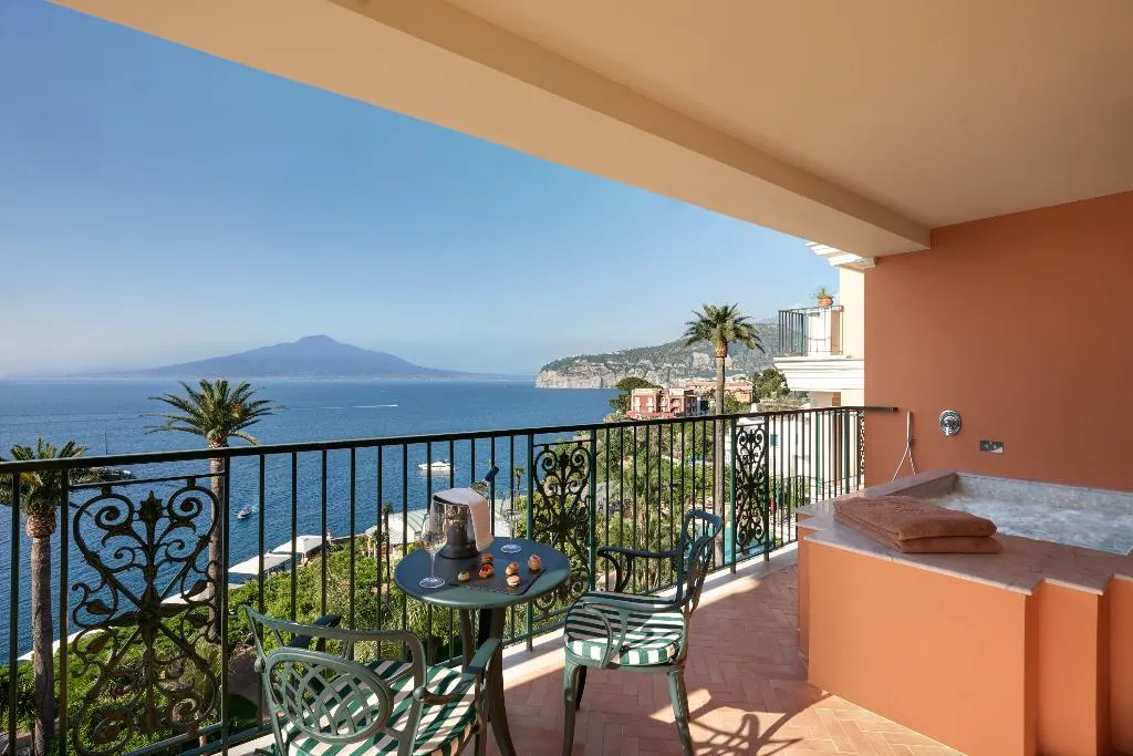 JUNIOR SUITE WITH JACUZZI WITH VIEWS Room, Grand Hotel Royal, Naples