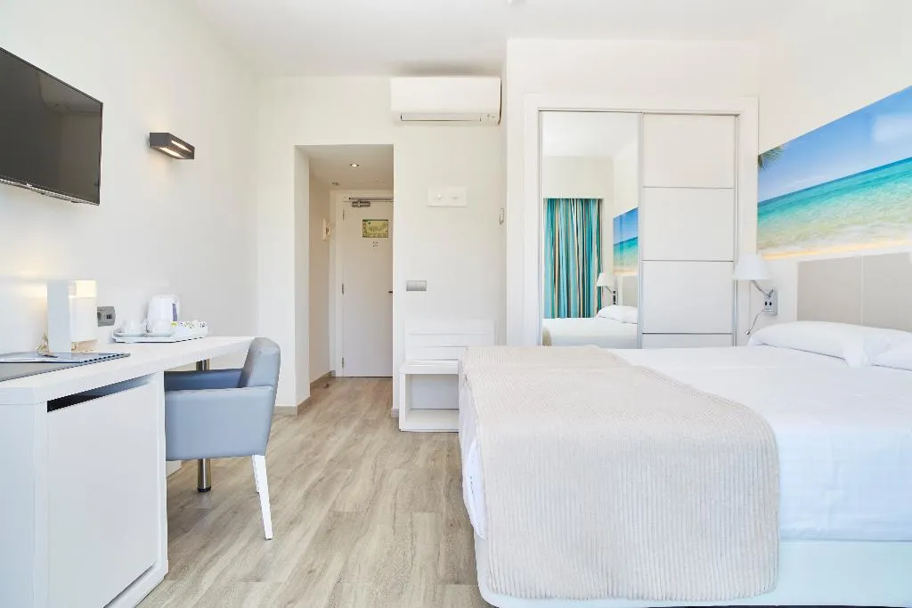 DOUBLE SUPERIOR POOL VIEW Room, Invisa Hotel Es Pla, Ibiza