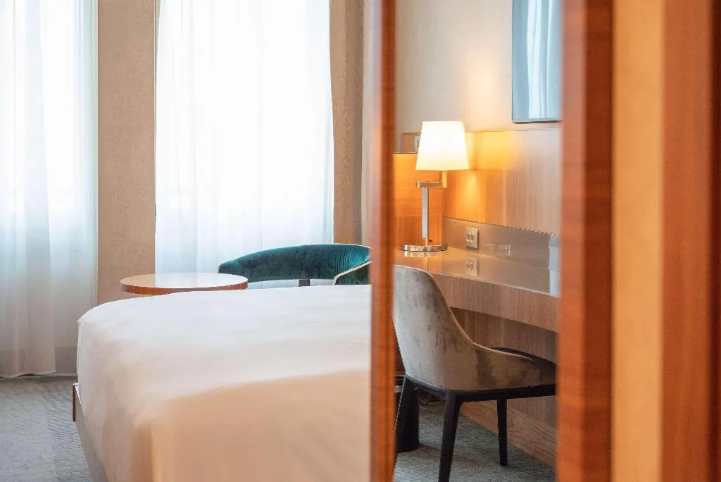 DOUBLE DELUXE KING BED Room, Hilton Milan, Milan