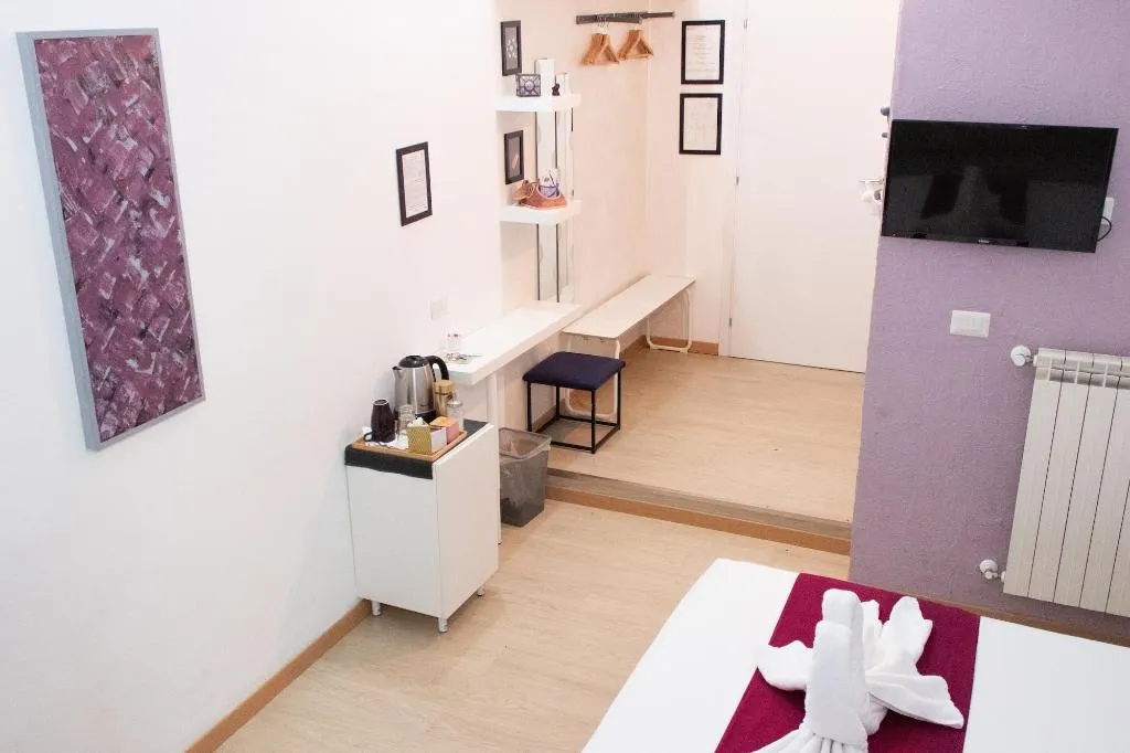 Room, Arthouse, Naples