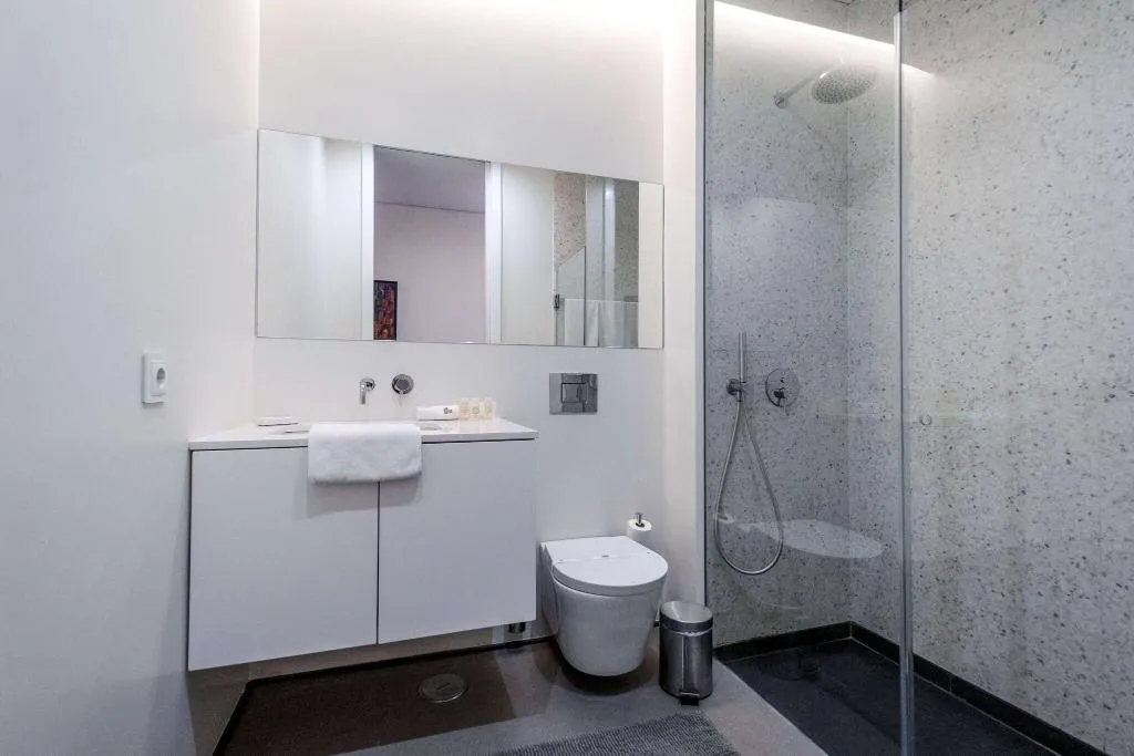 Room, Domum, Porto