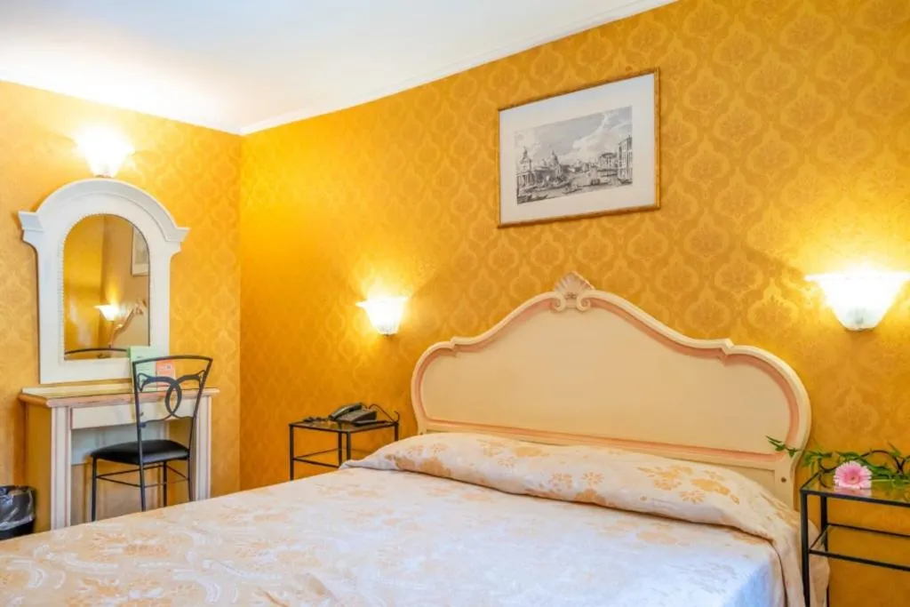JUNIOR SUITE CANAL VIEW Room, Tintoretto Hotel, Venice