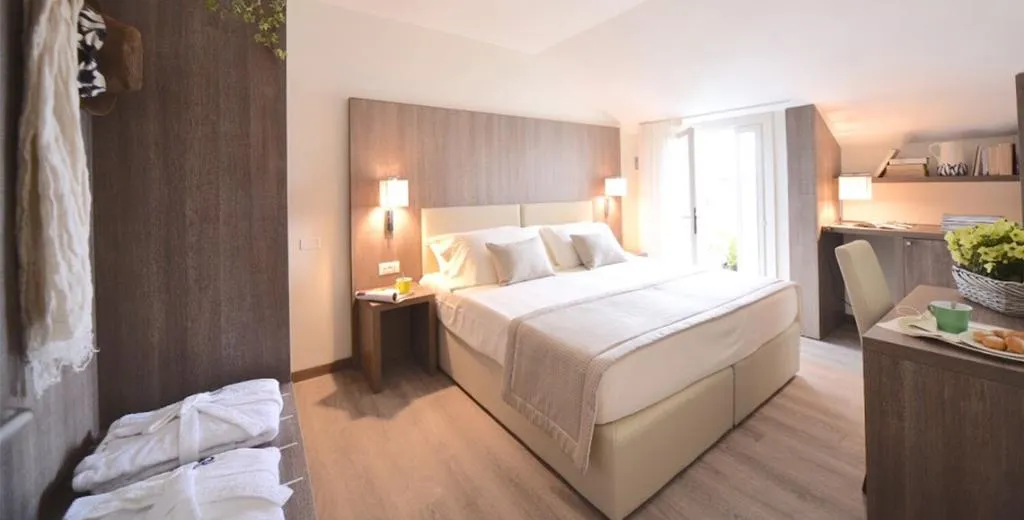 TRIPLE STANDARD Room, Hotel Negresco, Venice