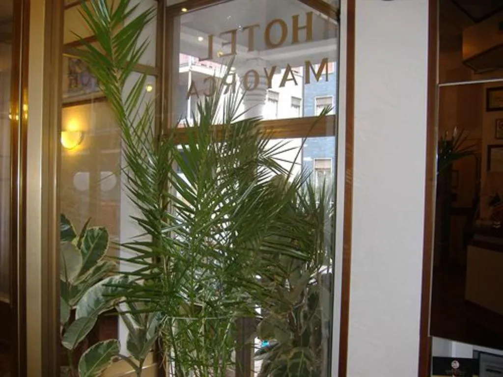Lobby, Mayorca, Milan