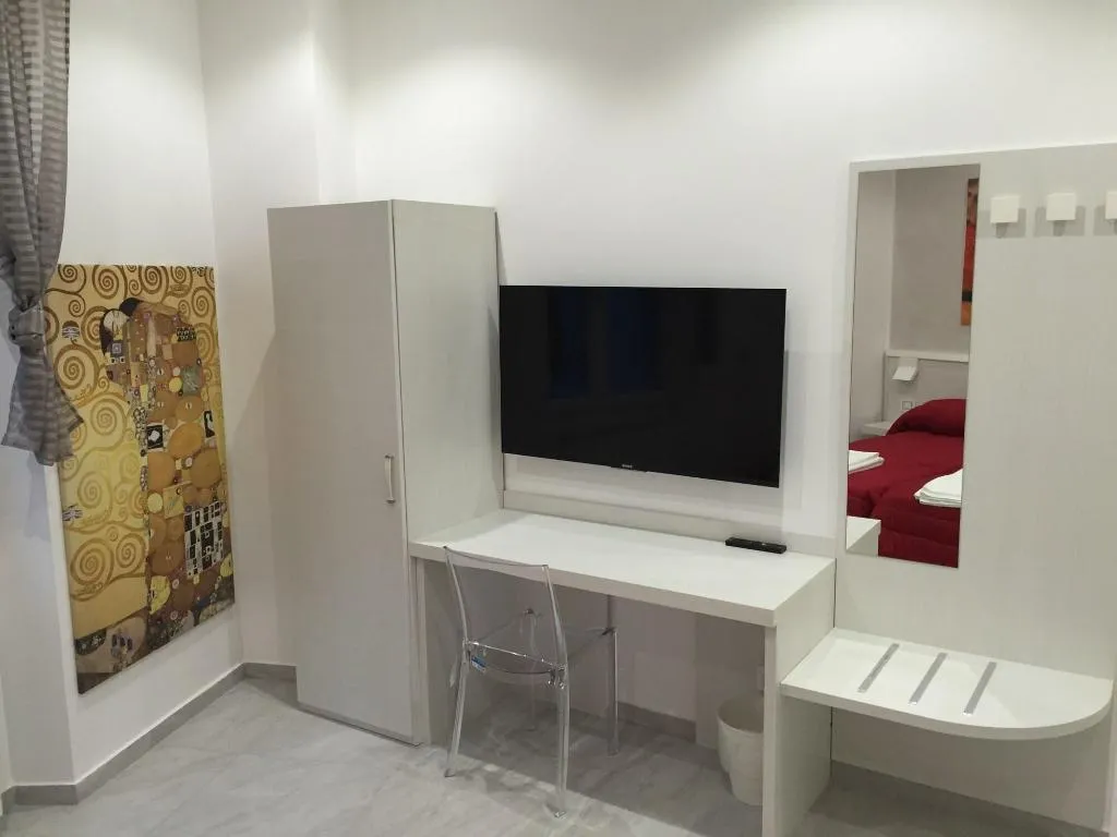 Room, Picaflor, Milan