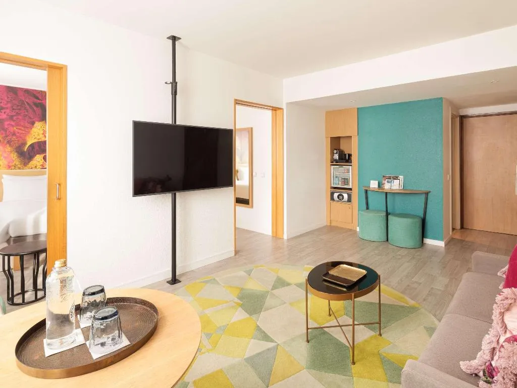SUITE KING SIZE BED Room, Novotel Barcelona Cornella, Barcelona