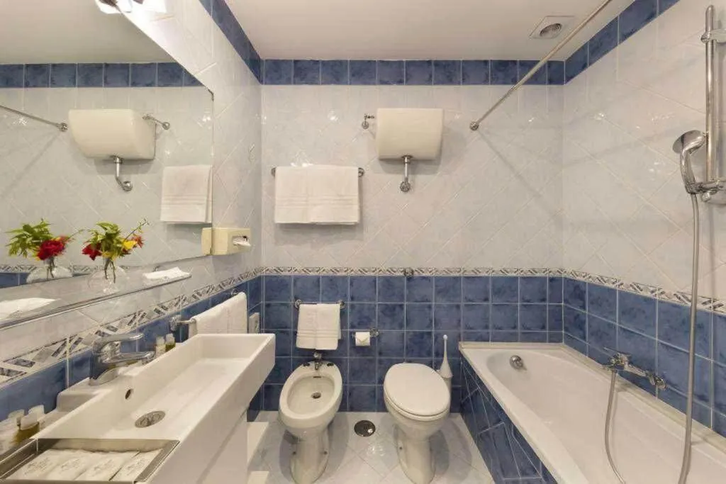 DOUBLE CLASSIC QUEEN BED Room, Hotel Central, Naples