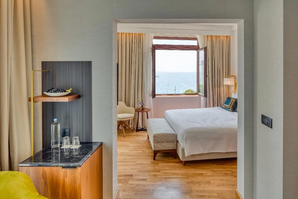 JUNIOR SUITE STANDARD Room, Electra Palace Thessaloniki, Halkidiki