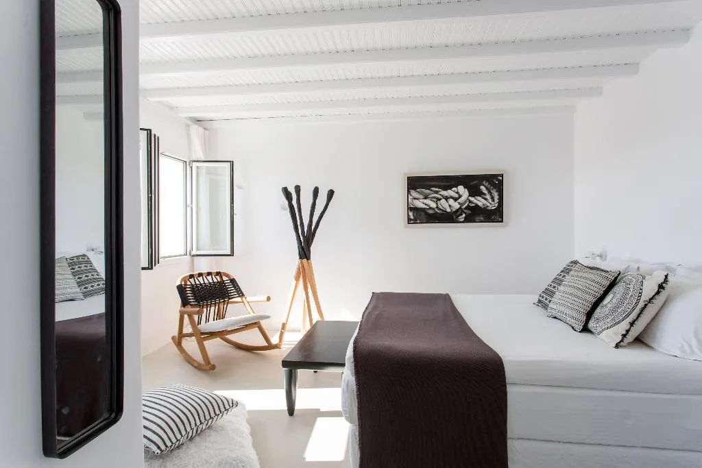 SUITE WITH JACUZZI Room, Ostraco Suites, Mykonos