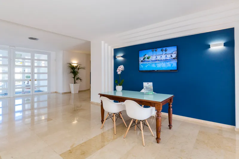 Lobby, Globales Mediterrani, Menorca