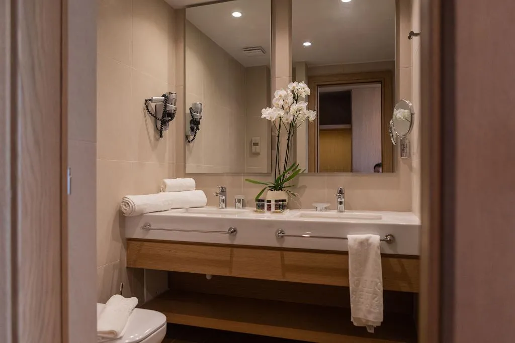 JUNIOR SUITE POOL VIEW Room, Apollonion Asterias Resort & Spa, Kefallinia
