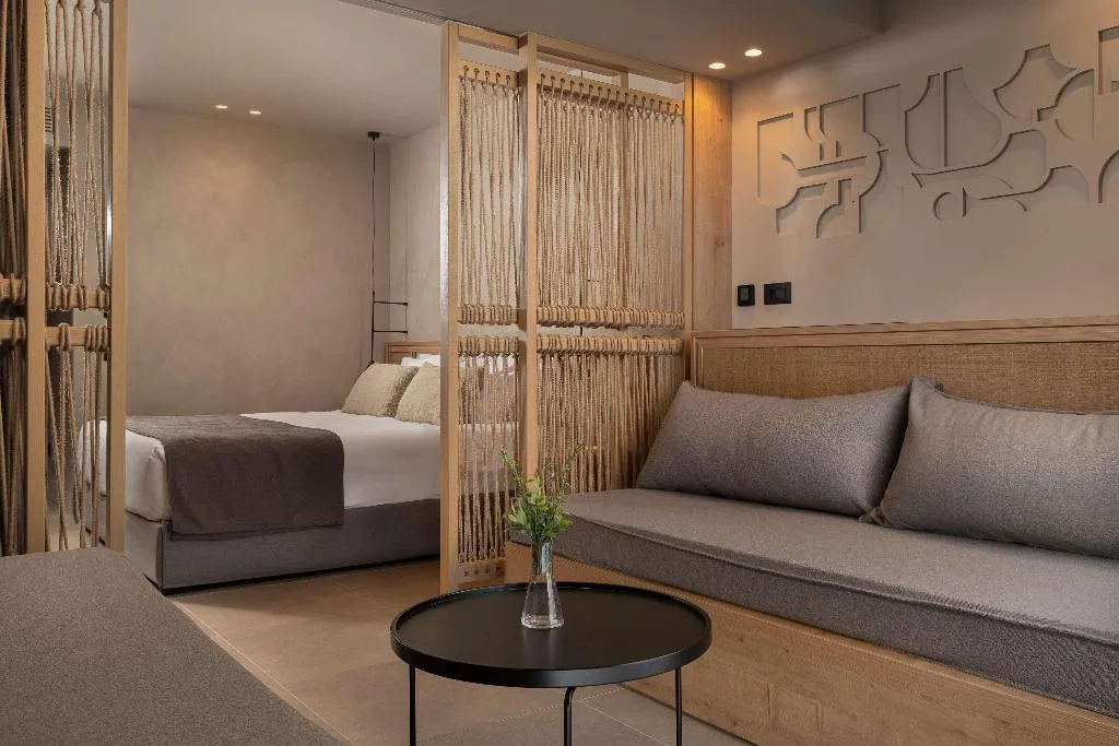 Room, Ella Helea, Rhodes