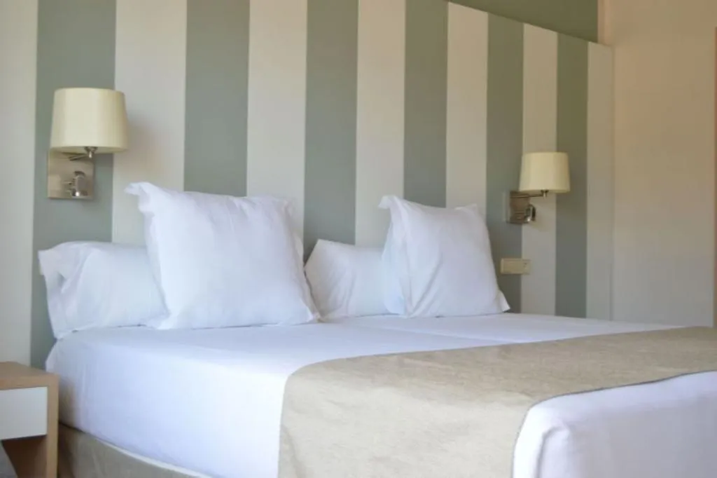Room, Seth Santo Tomas, Menorca