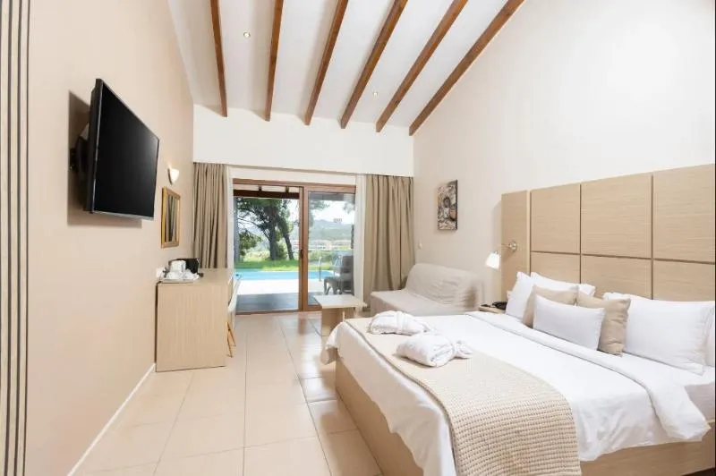 JUNIOR SUITE WITH PRIVATE POOL Room, Alia Palace Hotel, Halkidiki