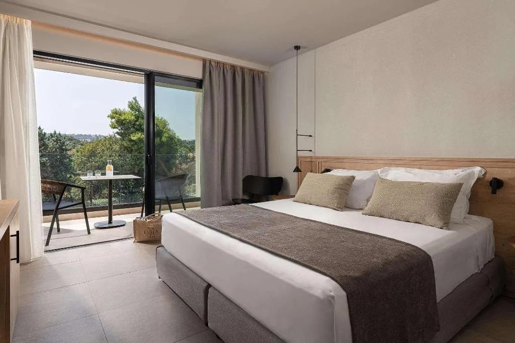 Room, Ella Helea, Rhodes