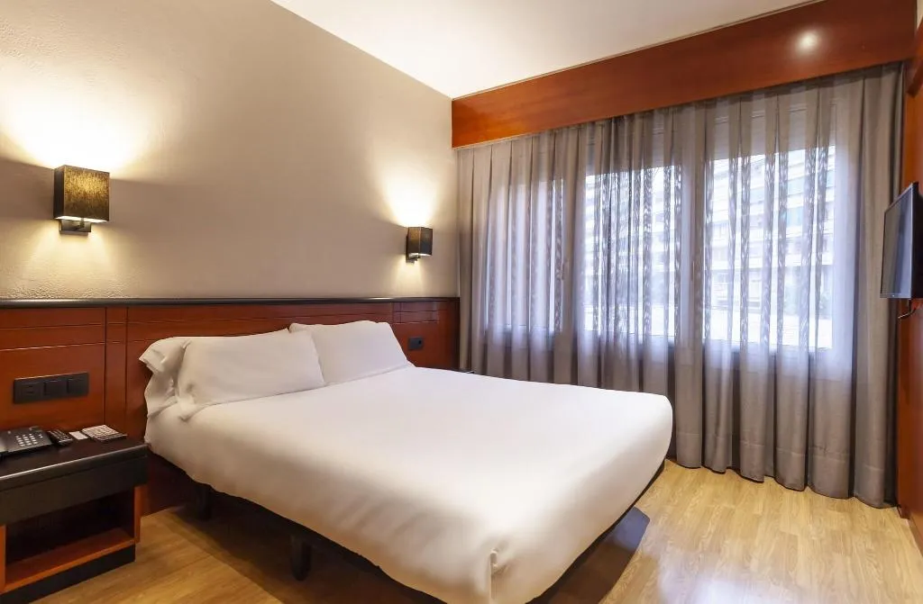FAMILY ROOM WITH DOUBLE BED Room, Hotel Derby, Barcelona