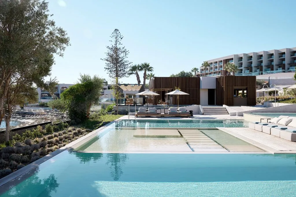 Pool, Ella Helea, Rhodes