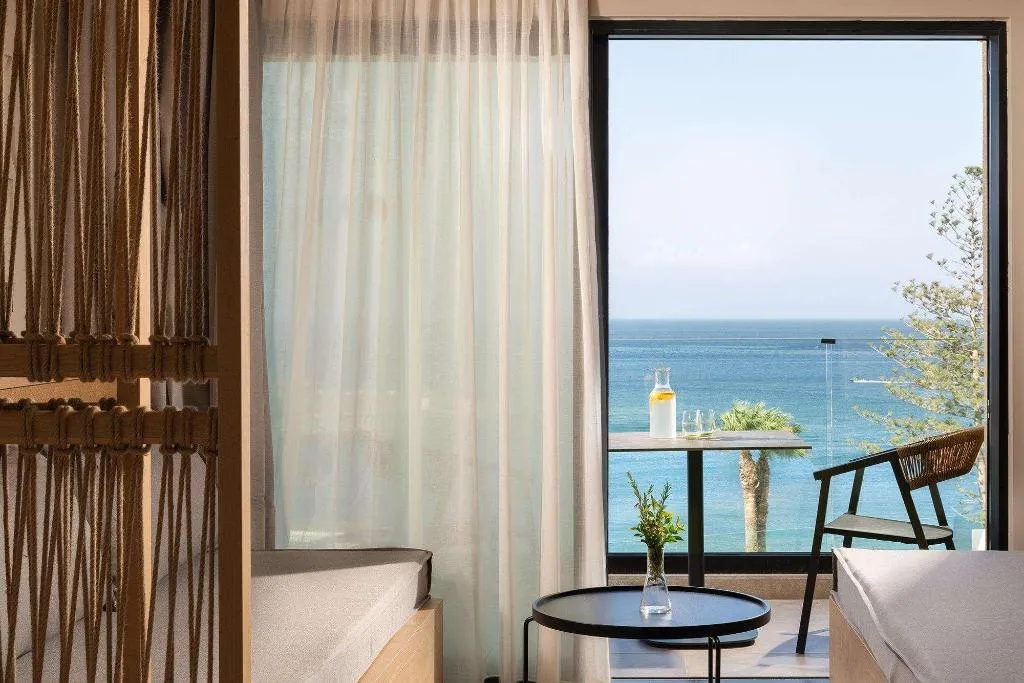 Room, Ella Helea, Rhodes