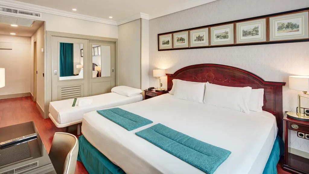 TRIPLE CLASSIC Room, Sercotel Gran Hotel Conde Duque, Madrid