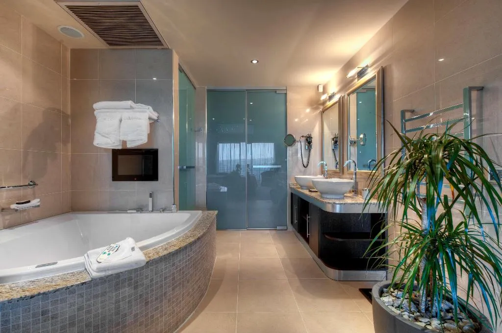 Room, Radisson Blu Resort & Spa Golden Sands, Malta