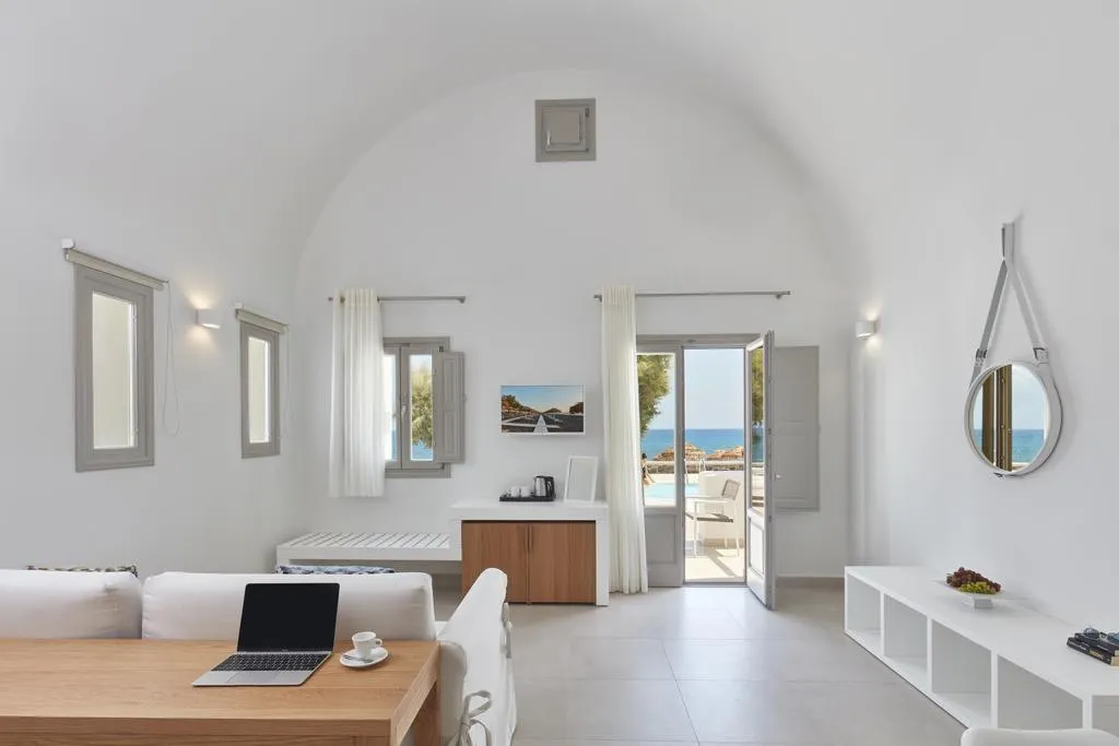 SUITE BEACH FRONT Room, Costa Grand Resort & Spa, Santorini