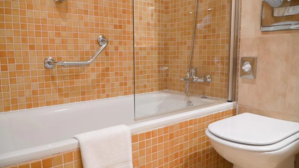 FAMILY ROOM CAPACITY 4 ONE BEDROOM Room, Vertice Sevilla, Seville