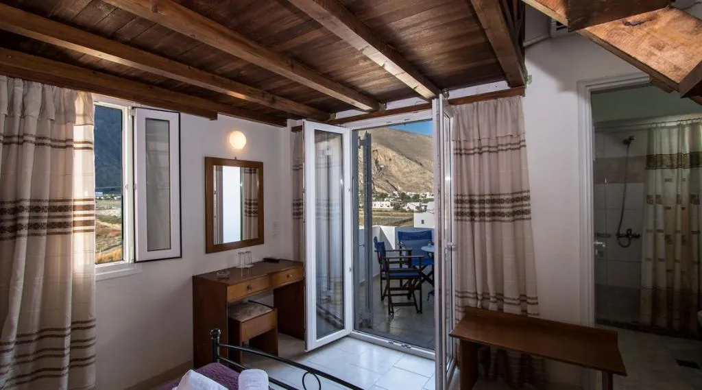 QUADRUPLE ECONOMY Room, Petra Nera, Santorini