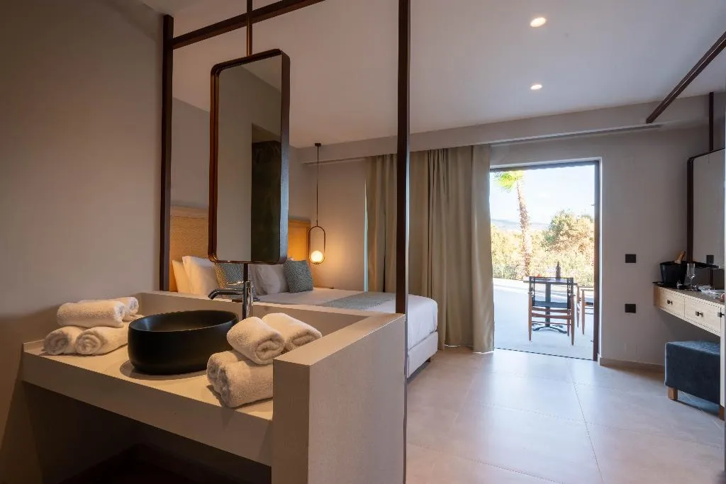FAMILY ROOM POOL VIEW Room, Stella Palace, Crete