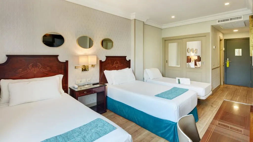 TRIPLE CLASSIC Room, Sercotel Gran Hotel Conde Duque, Madrid