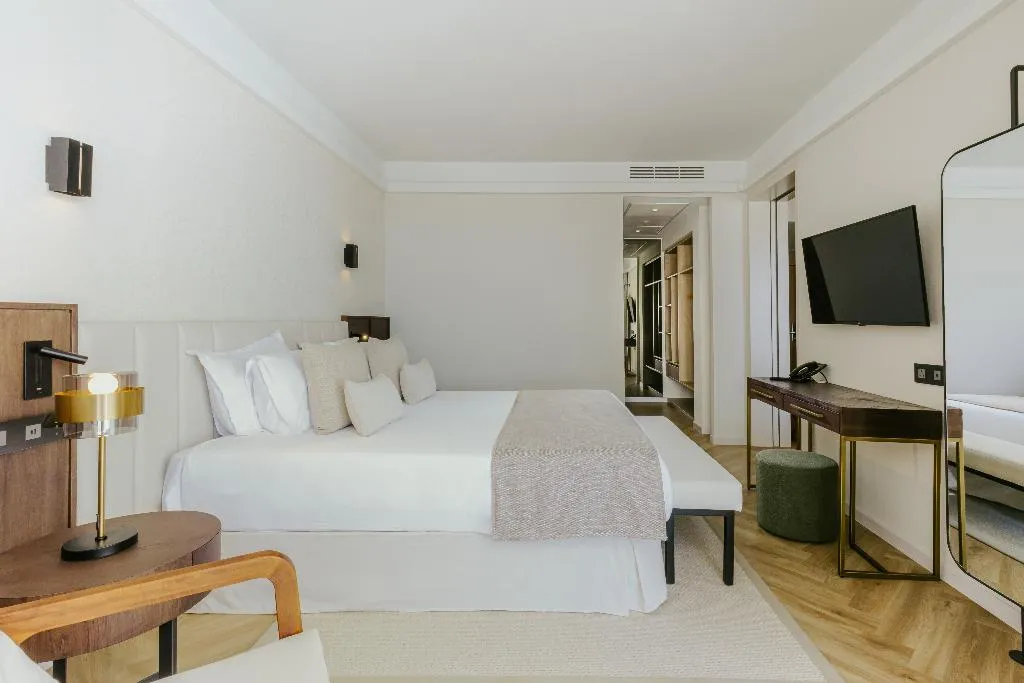 SUITE GRAND Room, Golden Coast Beach Hotel, Cyprus