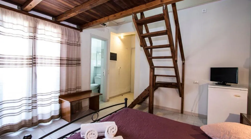 QUADRUPLE ECONOMY Room, Petra Nera, Santorini
