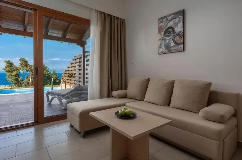 JUNIOR SUITE WITH PRIVATE POOL Room, Alia Palace Hotel, Halkidiki