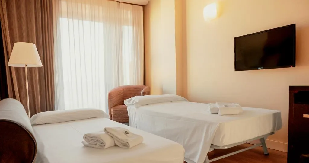 FAMILY ROOM CAPACITY 4 ONE BEDROOM Room, Vertice Sevilla, Seville