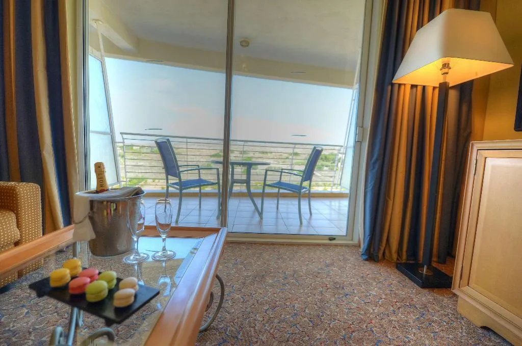Room, Radisson Blu Resort & Spa Golden Sands, Malta